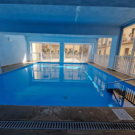 Daire Bright & With Parking, Indoor Pool & Gym *